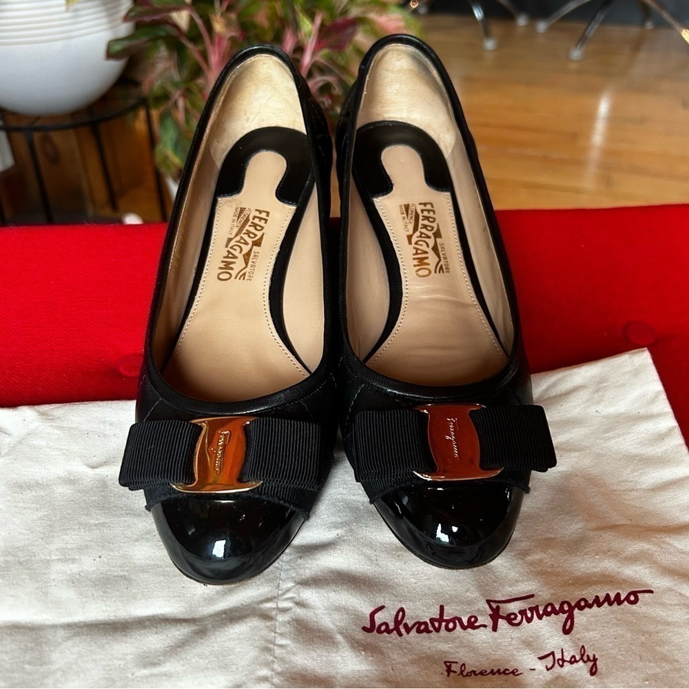 SALVATORE FERRAGAMO Vara Pump Size 6 - Picture 2 of 16